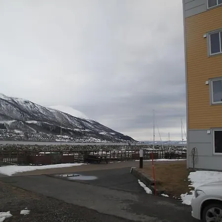 By The Sea. Hybel/Room In South Of Troms Central Tromso Exterior photo