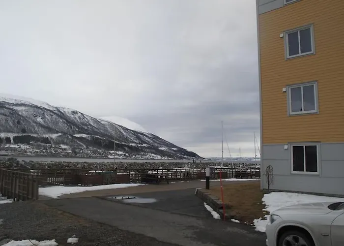 By The Sea. Hybel/Room In South Of Troms Central